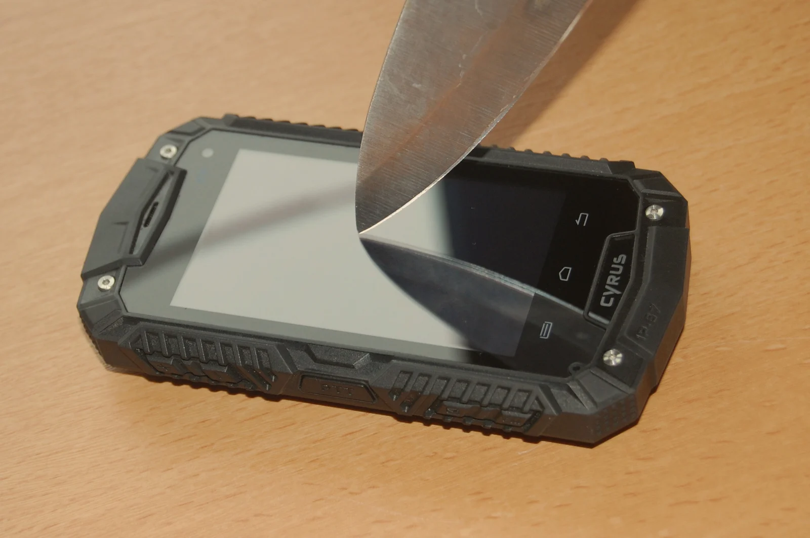 Cyrus CS20 Kratztest mit Küchenmesser