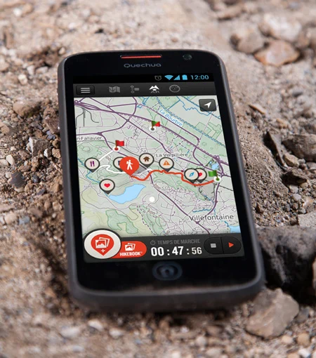 Quechua Phone 5 im Sand