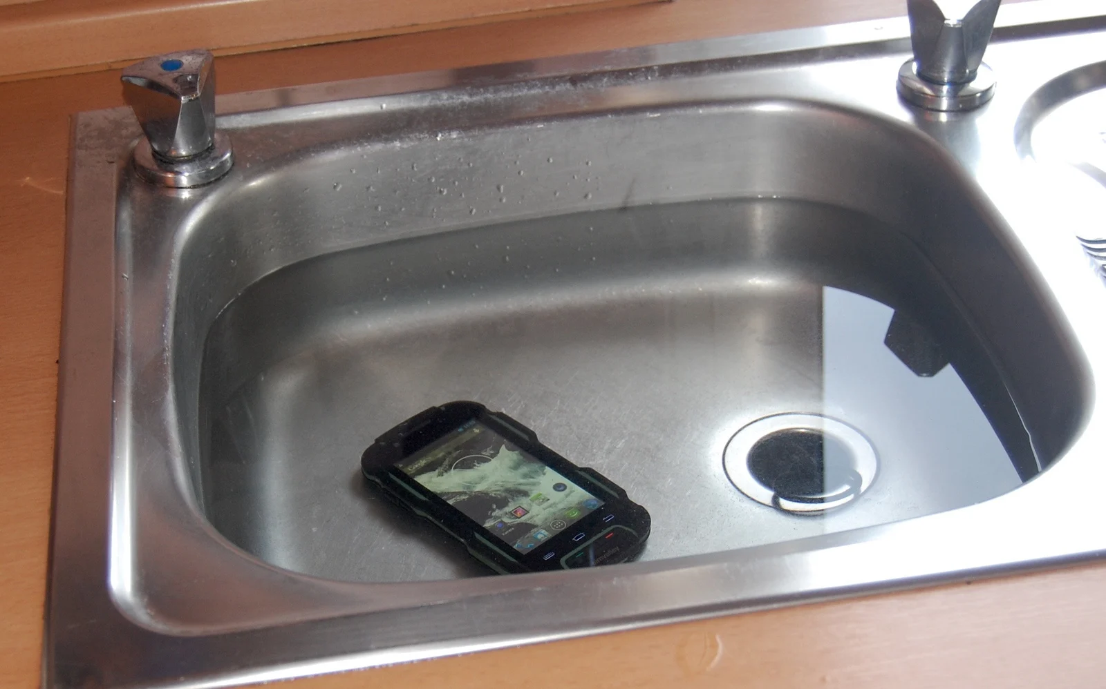 simvalley MOBILE SPT-900 in der Spüle