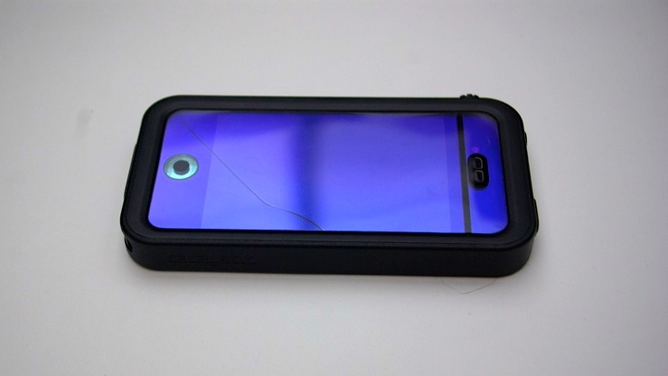iPhone 4S mit Catalyst Waterproof und Riss im Display