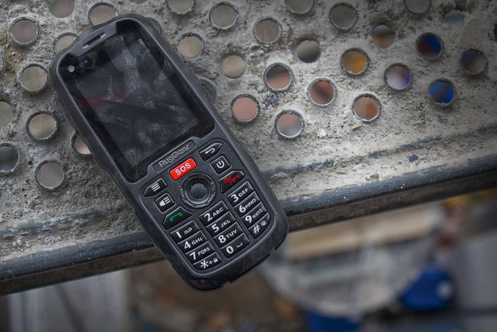 RugGear RG310: Robustes Outdoor-Smartphone im Barren-Design